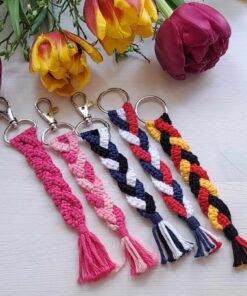 Makramee tehnikas võtmehoidja punupats