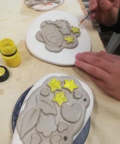 Isekõvenevast savist riputatavad pildikesed